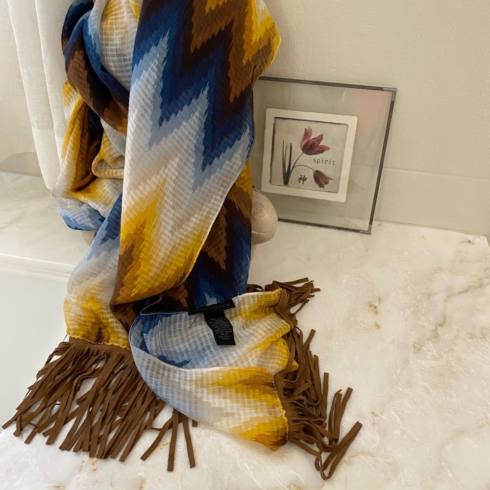 🎉HP🎉 Fringed, chevron patterned scarf - Picture 3 of 3